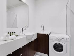 Deluxe One-Bedroom Apartment